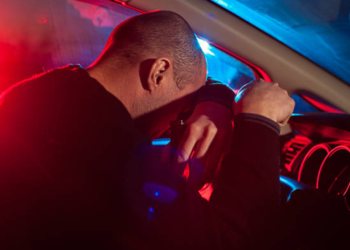 Un șofer mut de beat s-a oprit cu mașina în autoturismul care circula regulamentar în fața sa, pe raza municipiului Câmpulung Moldovenesc
