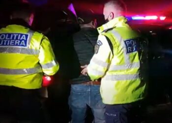 Polițiștii din Vicovu de Sus i-au pus cătușele la mâini unui șofer rupt de beat. Individul a ieșit din crâșmă, s-a urcat la volanul unui autoturism și s-a luat la întrecere cu oamenii legii