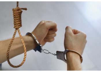 Scandalagiu încătușat de polițiști, după ce soția i-a tăiat ștreangul cu care voia să se spânzure