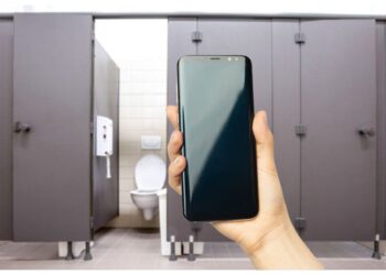 Telefonul unui sucevean a fost furat din toaleta de la Iulius Mall. Acesta și-a dat seama că-i lipsește telefonul abia după ce a ajuns în Bazar
