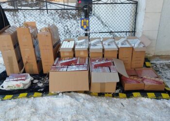 FOTO Bărbat reținut pentru 24 de ore, după ce polițiștii au găsit peste 6.700 de pachete cu țigări de contrabandă în autoturismul său
