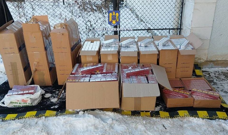FOTO Bărbat reținut pentru 24 de ore, după ce polițiștii au găsit peste 6.700 de pachete cu țigări de contrabandă în autoturismul său