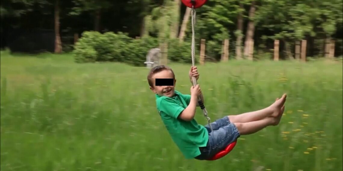 Un copil de cinci ani a căzut de pe tiroliana din Parcul Municipal Vatra Dornei. Micuțul a fost transportat cu ambulanța la spital