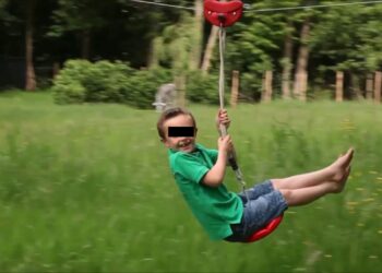 Un copil de cinci ani a căzut de pe tiroliana din Parcul Municipal Vatra Dornei. Micuțul a fost transportat cu ambulanța la spital