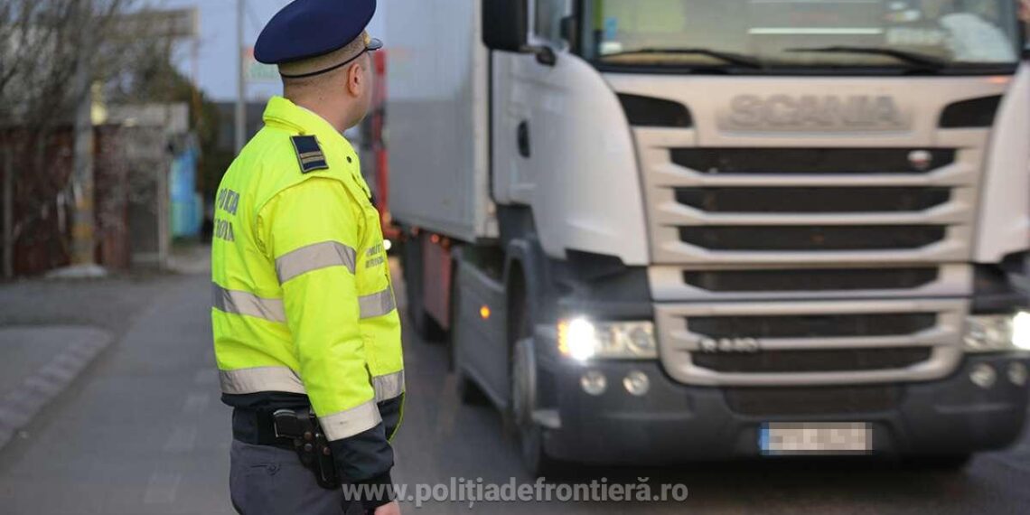 Un ucrainean a încercat să intre în România, la volanul unui camion, cu un permis de conducere fals. Polițiștii de frontieră din PTF Siret i-au întocmit un dosar penal