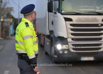 Un ucrainean a încercat să intre în România, la volanul unui camion, cu un permis de conducere fals. Polițiștii de frontieră din PTF Siret i-au întocmit un dosar penal