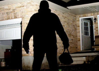 Un an și 10 luni de închisoare cu suspendare pentru un tânăr care a intrat în locuința vecinilor săi și a furat o brichetă, două chei, două monede de 50 de bani, o monedă de 10 bani și alte bunuri
