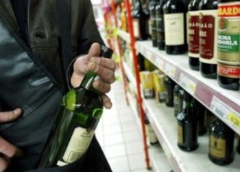 Un botoșănean de 26 de ani a furat o sticlă de Sheridan`s dintr-un magazin Lidl din Burdujeni