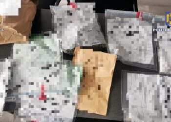 Nouă percheziții efectuate în orașul Siret, într-un dosar de trafic de droguri și act sexual cu un minor. Luni de zile o minoră a fost determinată să întrețină relații sexuale prin punerea la dispoziție de droguri