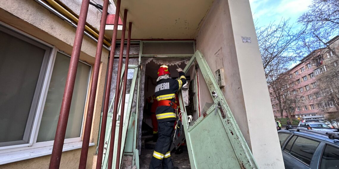 VIDEO Explozie puternică la un bloc din centrul Sucevei. Un bărbat de 85 de ani a suferit arsuri