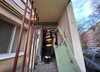 VIDEO Explozie puternică la un bloc din centrul Sucevei. Un bărbat de 85 de ani a suferit arsuri