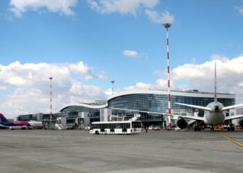Percheziții DNA la Aeroportul Otopeni, într-un dosar în care directorul comercial este cercetat pentru că ar fi primit mită peste 22 de milioane de euro pentru magazinele duty-free. Patru persoane au fost reținute