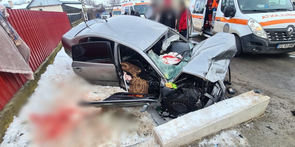 FOTO Cinci tineri au ajuns în spital, după ce mașina în care se aflau s-a izbit într-un cap de pod. La volan se afla un șofer cu permis de o zi
