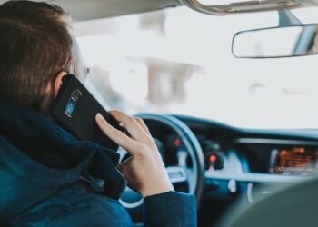 Un șofer beat a fost tras pe dreapta de polițiști, după ce conducătorul auto din spatele său a sunat la 112