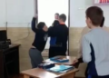 VIDEO Bătaie între elevii unei clase de a V-a, de la o școală din Fălticeni: ”I-o dat borșu’”/”Apar astfel de dispute, dar ele sunt mai mult în joacă. Sunt elevi foarte buni la învățătură”