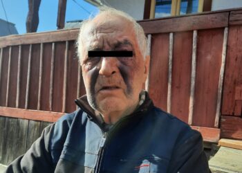 Comunitatea din Moldovița, indignată de șeful de post. Organul de poliție este acuzat că i-ar fi aplicat o bătaie zdravănă unui vecin de 81 de ani