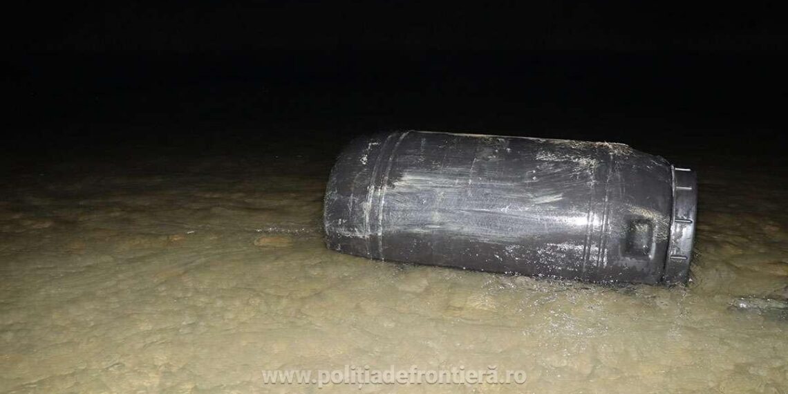 FOTO Polițiștii de frontieră au descoperit un butoi burdușit cu țigări de contrabandă care plutea în albia râului Siret
