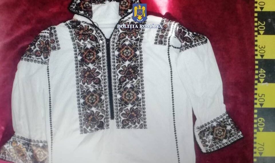 FOTO Hoț reținut pentru 24 de ore, după ce a furat șapte cămăși tradiționale dintr-o locuință din Pârteștii de Jos. Prejudiciul a fost estimat la circa 16.000 de lei