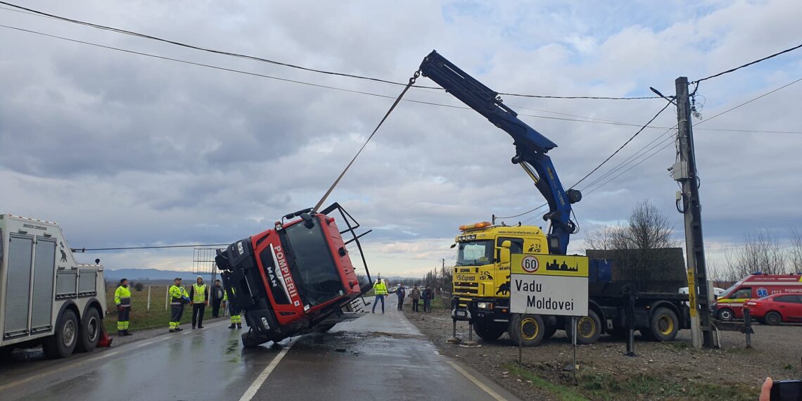 FOTO Două autocisterne răsturnate între localitățile Roșiori și Vadu Moldovei. Una dintre ele era încărcată cu motorină, iar cealaltă era o autospecială de stingere din cadrul ISU Suceava, încărcată cu apă