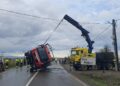 FOTO Două autocisterne răsturnate între localitățile Roșiori și Vadu Moldovei. Una dintre ele era încărcată cu motorină, iar cealaltă era o autospecială de stingere din cadrul ISU Suceava, încărcată cu apă