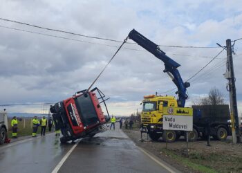 FOTO Două autocisterne răsturnate între localitățile Roșiori și Vadu Moldovei. Una dintre ele era încărcată cu motorină, iar cealaltă era o autospecială de stingere din cadrul ISU Suceava, încărcată cu apă
