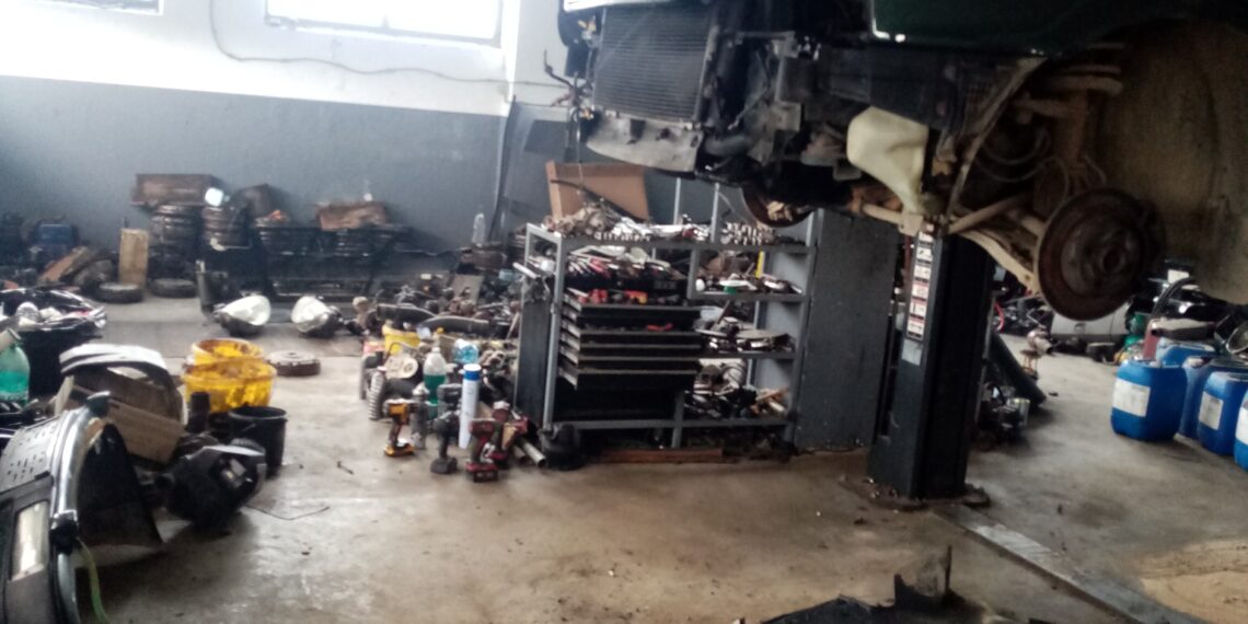 FOTO 3.000 de lei amendă pentru un atelier de dezmembrări auto, din Rădăuți, pentru că funcționa fără autorizație de mediu