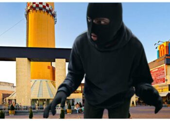 O persoană a rămas fără telefon, după ce un hoț i l-a furat din buzunarul hainei în Iulius Mall Suceava, vis-a-vis de restaurantul Mc Donald′s
