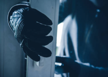 Hoț de meserie, condamnat la închisoare cu suspendare pentru că a furat mai multe bunuri din gospodăria unui bărbat. Individul a vândut o drujbă, un topor și o trusă de chei tubulare cu 50 de lei