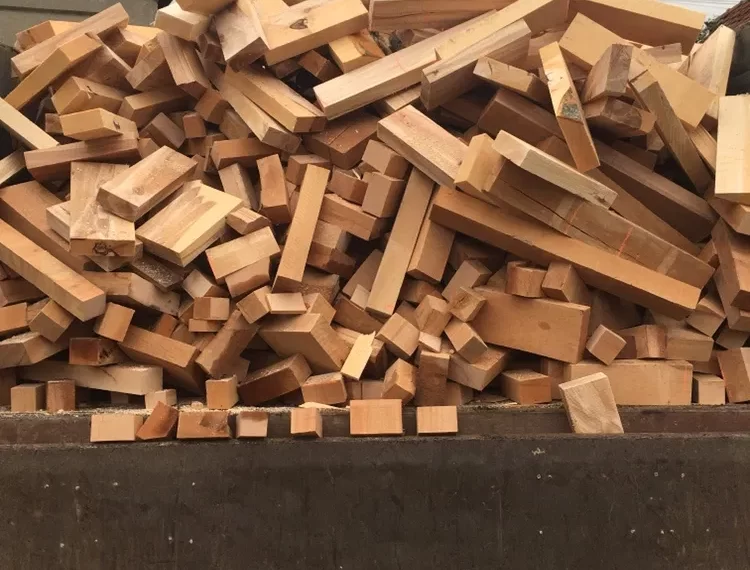 Amendă de 2.000 de lei pentru un șofer care transporta ilegal 1,24 metri cubi de lemn de foc prin cartierul Burdujeni