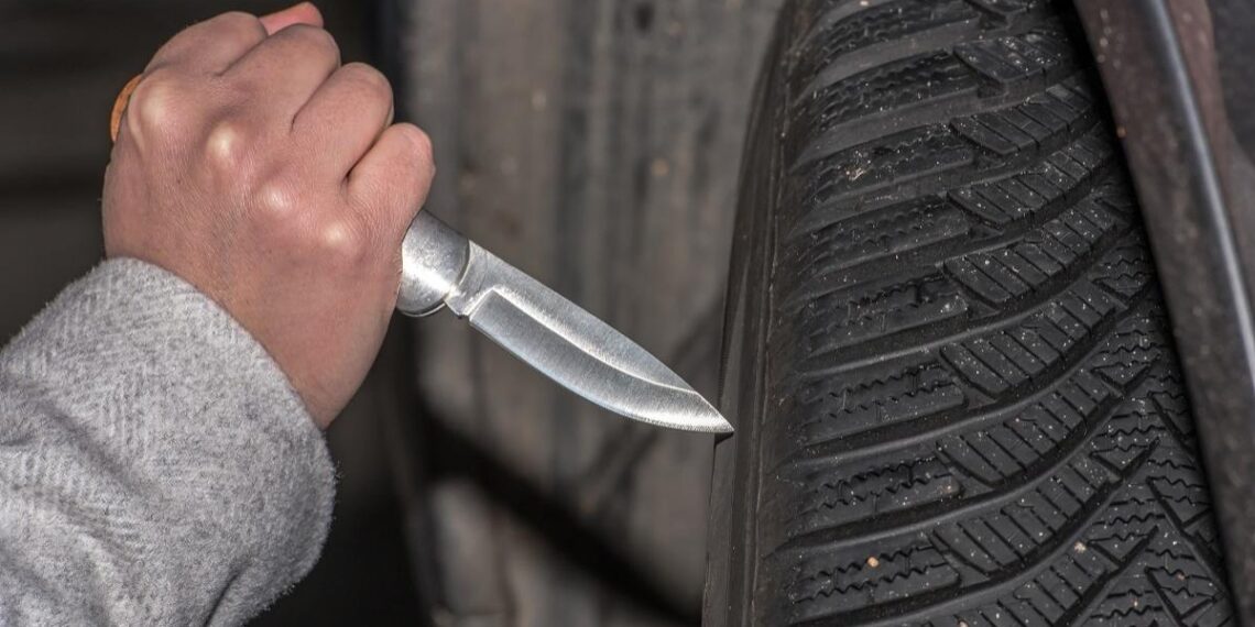 Un individ care a spart cauciucurile a două mașini de poliție din Gura Humorului, după ce a fost prins beat la volan, a fost condamnat definitiv la opt luni de închisoare cu suspendare