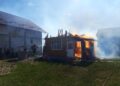 VIDEO Incendiu puternic, izbucnit la anexa unei gospodării din Baia. Proprietarul de 86 de ani a primit ajutor medical, după ce a suferit un atac de panică