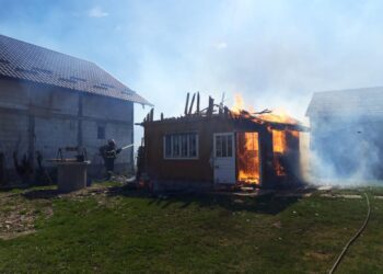 VIDEO Incendiu puternic, izbucnit la anexa unei gospodării din Baia. Proprietarul de 86 de ani a primit ajutor medical, după ce a suferit un atac de panică