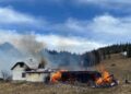 FOTO Pompierii au intervenit cu trei autospeciale de stingere la un incendiu izbucnit la o gospodărie din satul Botuș, comuna Fundu Moldovei