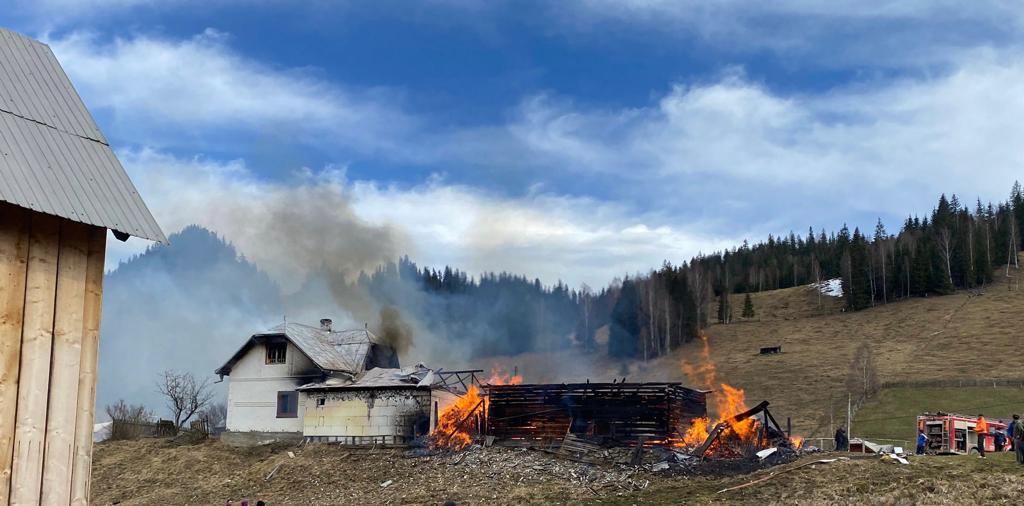 FOTO Pompierii au intervenit cu trei autospeciale de stingere la un incendiu izbucnit la o gospodărie din satul Botuș, comuna Fundu Moldovei