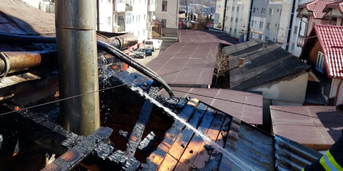 FOTO Incendiu la o anexă a casei parohiale a Bisericii romano-catolice din Vatra Dornei