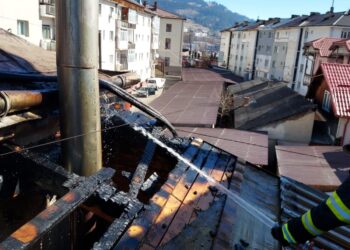 FOTO Incendiu la o anexă a casei parohiale a Bisericii romano-catolice din Vatra Dornei