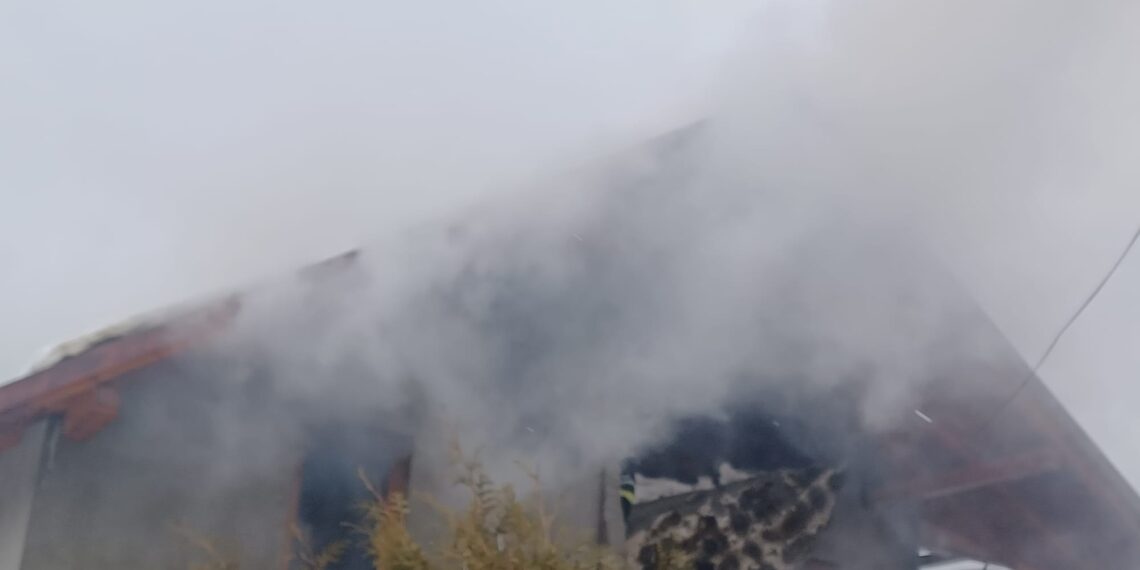 FOTO Incendiu la o casă de locuit din Mălini. Pompierii intervin cu șase autospeciale de stingere