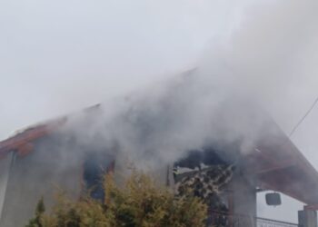 FOTO Incendiu la o casă de locuit din Mălini. Pompierii intervin cu șase autospeciale de stingere