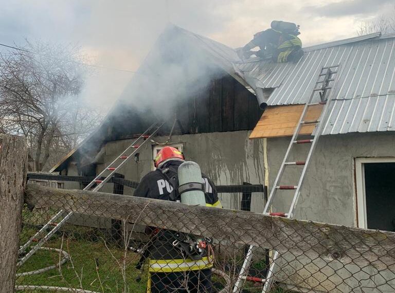 FOTO Incendiu la o gospodărie din Pătrăuți. Pompierii intervin cu trei autospeciale de stingere