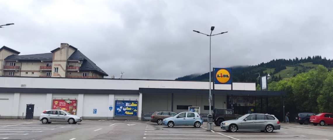 Un șofer de camion a ”uitat” să descarce toată marfa la un magazin Lidl din Vatra Dornei