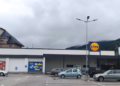 Un șofer de camion a ”uitat” să descarce toată marfa la un magazin Lidl din Vatra Dornei