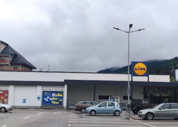 Un șofer de camion a ”uitat” să descarce toată marfa la un magazin Lidl din Vatra Dornei