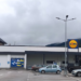 Un șofer de camion a ”uitat” să descarce toată marfa la un magazin Lidl din Vatra Dornei