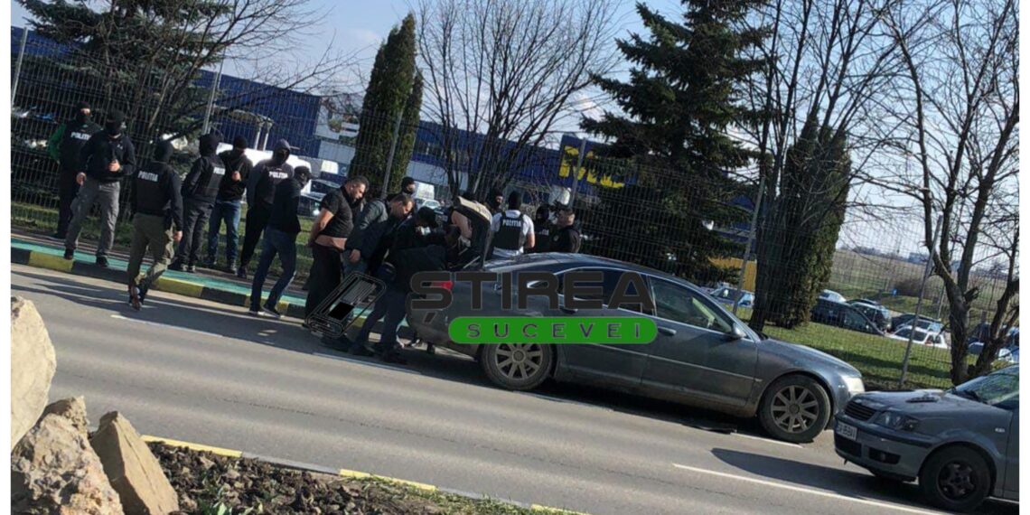 FOTO O armată de ”mascați” SAS a urmărit un autoturism pe străzile Sucevei. Fugarul a fost oprit în fața magazinului Metro