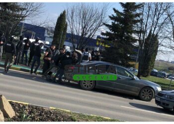 FOTO O armată de ”mascați” SAS a urmărit un autoturism pe străzile Sucevei. Fugarul a fost oprit în fața magazinului Metro