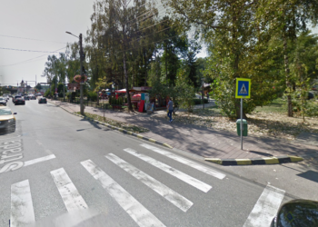 O femeie a sunat la 112, după ce a alunecat pe noroiul lăsat pe pavele de ”Doreii” care efectuează lucrări în zona Parcului USV. Victima a căzut la sol și și-a julit genunchii, coatele și palmele