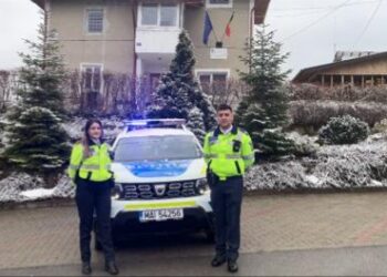 FOTO Trei polițiști din Pojorâta au salvat patru persoane care dormeau într-un imobil ce a luat foc