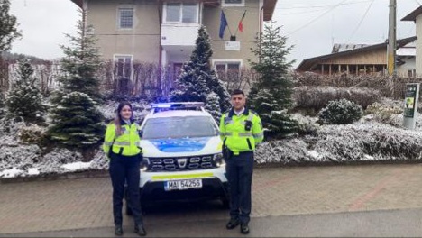 FOTO Trei polițiști din Pojorâta au salvat patru persoane care dormeau într-un imobil ce a luat foc