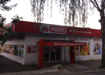 Doi tovarăși s-au făcut de râs încercând să fure sticle cu vin dintr-un magazin Profi. Unul a spart o sticlă scăpând-o pe podea și celălalt a fost prins cu o sticlă în pantaloni