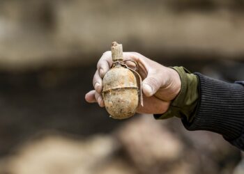 Un bărbat a intrat în Postul de Poliție Fântâna Mare având o grenadă din Al Doilea Război Mondial asupra sa. Proiectilul a fost găsit în spatele locuinței bărbatului, în timp ce făcea curățenie